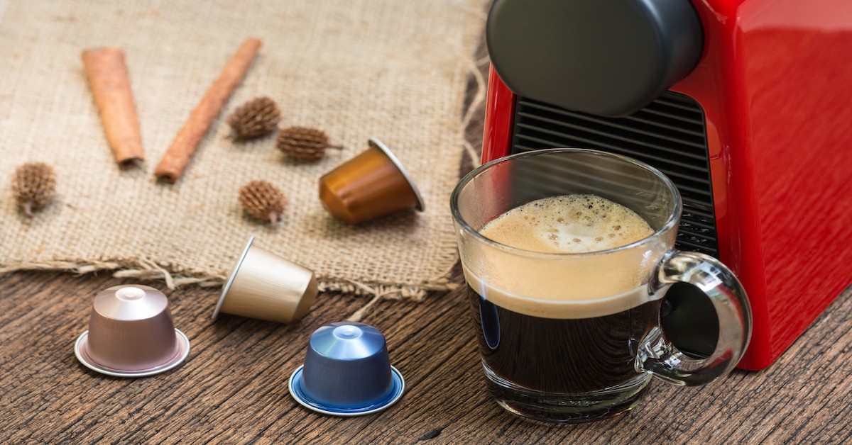 Cafetera de cápsulas en la cocina doméstica