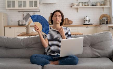 mujer-abanico-ventilador-aire-acondicionado.jpg