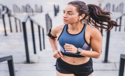 mujer-cascos-inalambricos-deporte-verano.jpg